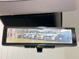 【インテリジェント ルームミラー】車両後方のカメラ映像をミラー面に映し出すので、車内の状況や、天候などに影響されずいつでもクリアな後方視界が得られます!