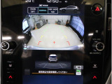 後方映像を11.6インチディスプレイに表示し、ステアリング連動ガイドラインが駐車をサポート。さらに後退時はリヤ4センサーが障害物を検知し、必要に応じてブレーキが作動します。
