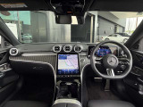 大型ディスプレイと本革内装を備えた、先進性と上質感のある運転席です。
