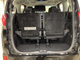 サードシート跳ね上げ式で折りたたみ可能です。キャンプ用品など大きな荷物もばっちり収納可能です!