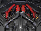 3.9L V8ツインターボエンジンをフロントミッドシップに搭載し、620cvのゆとりあるパワーと滑らかな加速を提供します。