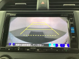 バックでの車庫入れも安心です!リアカメラが付いているバックモニター付のナビを装備しております。操作線もついており距離感も画面から確認できます。