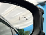 【ブラインドスポットモニター】走行中、ドアミラーの死角になりやすい箇所に後続車が接近するとサイドミラーのレンズに警告を表示!ドライバーに注意喚起をしてくれます。