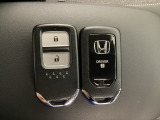 スマートキーを装備しています。鍵を差し込むことなくドアロックの開け閉めと、スタートボタン操作でのエンジンスタートができます。スペアキーも同じものを用意しております。