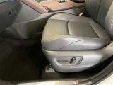 パワーシート搭載。微妙な調整が手軽にでき、ピッタリなポジションで運転することが可能です。