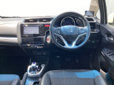 ドライバーの操作性・視認性に配慮した運転席。