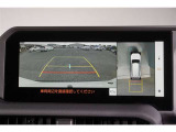 【パノラミックビューモニター】 後退時に車両の後ろ側を表示するだけでなく上から見たような映像で車庫入れなどバックする際に安心です。