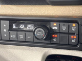 【オートエアコン】一度お好みの温度に設定すれば、車内の温度を検知し風量や温度を自動で調整。暑い&hellip;寒い&hellip;と何度もスイッチ操作をする必要はありません。快適な車内空間には必須の機能ですね♪