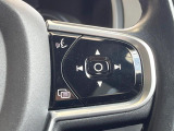 【ステアリングスイッチ】運転中、前方から目線をそらさずにオーディオ等の操作ができるよう、適切に配置されたスイッチ類。安心&快適なドライブを演出してくれる便利な機能です。