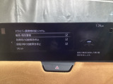 ドライバーモニタリングは、運転者の疲労や眠気を検知し、休憩を促すシステムです。カメラで顔の各部位の変化を検出し、疲労や眠気を推定してディスプレイの表示および警報チャイムで休憩を促します。