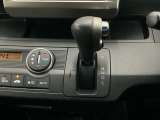 オートマチックシフトレバーは、手になじみ操作しやすい形状で安全運転にもつながります♪