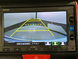 リバースギアに入れるだけで後方の表示へ切り替わります。夜間や雨の日の駐車も楽になりますよ。