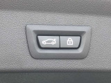 ボタン操作ひとつでトランクの開閉を可能とする電動トランクが付いております。