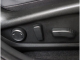 運転席と助手席は電動パワーシートが装備され、ドライバーの体系に合わせて細かいシートポジション設定が可能です!
