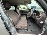 足元もゆったりで長時間の運転も疲れにくいフロントシートです。