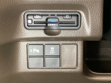 ハンドルの左下にETCとHondaセンシング用の、VSA(ABS+TCS+横滑り抑制)解除スイッチなどがついています。高速道路の料金所の通過も楽々です。 カードの取り出しもしやすい場所についています。