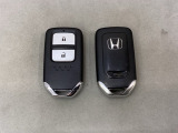 スマートキーを装備しています。鍵を差し込むことなくドアロックの開け閉めと、スタートボタン操作でのエンジンスタートができます。スペアキーも同じものを用意しております。