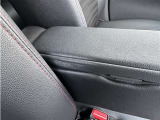 コンソールボックス運転席側に白い汚れがあります。