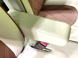 【アームレスト】運転中の身体の負担を軽減してくれるアームレストを装備♪