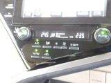 左右独立で温度調節ができるオートエアコンを装着しておりますのでドライブも快適に楽しめます!