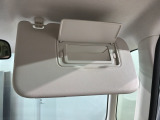 バニティーミラーが付いています。女性にうれしい装備ですね!