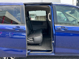 スライドドアは、通常のドアに比べて、車のボディに平行に開閉するので、開けてもスペースをとりません!狭いスペースでも乗り降り楽々です♪