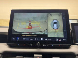 真上から見下ろしたような視点で車とその周囲を確認出来る画面と、車両後方を映し出すバックモニター画面の2つを表示してくれます。