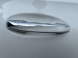 シートヒーターはエアコンより温まるのが早く、寒い日の運転には欠かせない装備です。3段階の温度調節ができ、快適な温度でドライブいただけます。