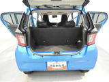 【使い勝手の良い荷室】日常の手荷物などもサッと積み込めるスペースです。床面が低く重い荷物の積み下ろしもラクに行え毎日の買い出しの負担を軽くしてくれます。