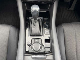 ダイレクト感のある6速ATが、軽快な走りを支えています。Direct 6-speed AT supports agile and fun daily driving.