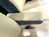 【アームレスト】運転中の身体の負担を軽減してくれるアームレストを装備♪