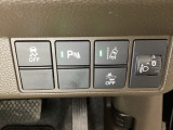ハンドルの右側にはヘットライトリベライザーとHondaセンシング用のメインスイッチがついています。ヘッドライトリベライザーは道路状況や積荷の加重に応じてライトの高さを調節できます。