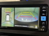 パノラミックビューモニターを装備。駐車場や交差点でクルマを真上から見るように周囲を確認できます。機能の詳細は販売店スタッフまでおたずねください。