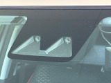 【スマートアシスト】走行中に前方の車両等を認識し、衝突しそうな時は警報とブレーキで衝突回避と被害軽減をアシスト。より安全にドライブをお楽しみいただけます。