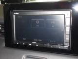 ナビゲーションは純正メモリーナビ(VXM-215Ci)を装着しております。AM、FM、CD、Bluetoothがご使用いただけます。初めて訪れた場所でも安心ですね!