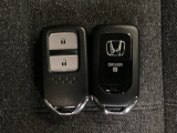 スマートキーを装備しています。鍵を差し込むことなくドアロックの開け閉めと、スタートボタン操作でのエンジンスタートができます。スペアキーも同じものを用意しております。