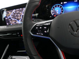 設定したスピードを上限に自動で加減速をし、一定の車間距離を保つ事で長距離運転の疲労を軽減する【ACC】が装備。