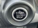 プッシュエンジンスターターです。キーを取り出すことなくブレーキペダルを踏みながらボタンを押すだけでエンジンが始動できます。
