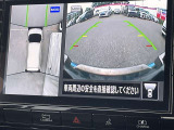 車を真上から見ているように、周囲の状況を把握しながら安心して駐車が行えるアラウンドビューモニター!