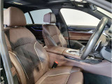 【コックピットシート】BMW車の主役席。車体中央にくる様に配置し車両重心とが一致する事でドライバーと車との一体感あるドライビングを実現。人間工学に基づき形成した形状が長時間のドライブ疲労も軽減します!