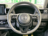 インテリアに合わせたデザインのステアリングは、運転される方のことも考え、運転しやすい形状、大きさです。是非一度、実際に触ってお確かめください。