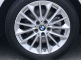 BMW純正17インチホイール。洗練されたデザインで、足元の個性を引き立てます。