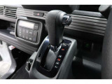 インパネシフトだから視線の移動も少なく足元もスッキリ♪運転席もゆったりしているのでゆとりを持ってドライブできますね!