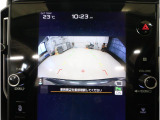 後方の映像を車内の11.6インチディスプレイに表示。 ステアリング操作に連動して動くガイドラインが、駐車や車庫入れをよりスムーズにサポート。狭いスペースでも安心して操作できる頼れる機能です。