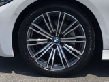 BMW純正18インチホイール。洗練されたデザインで、足元の個性を引き立てます。
