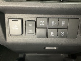 VSA装備車です。VSAはドライバーの操作と車の動きを見守っています。もし車の挙動が乱れたとき、4輪別々にブレーキをかけたり、エンジンパワーをしぼることによって車を安定させます。