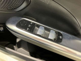 ステアリングシフトが装備されております。ステアリングから手を離さずにシフトチェンジができます。マニュアルモードをご選択頂くことにより、よりアグレッシブな走行が可能となります。