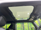 【ガラスルーフ】ガラスルーフ搭載で車内の解放感が一気にアップ!開放的なドライブをお楽しみいただけます。