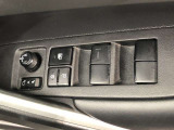 パワーウィンドのスイッチです。運転席に座りながら、助手席や後席の窓を開け閉めできるので大変便利ですよ。