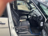 快適に運転できるドライブポジション!運転席シートリフターとチルト&テレスコピック付きステアリングで、女性でも無理のない運転姿勢がとれます。